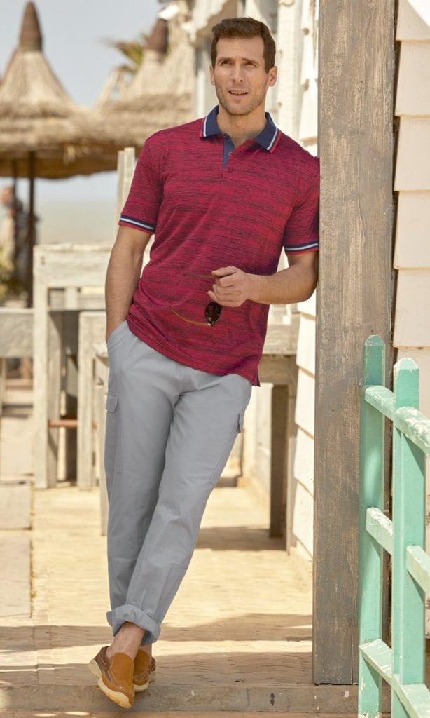 Polo cintré et pantalon ajusté clair